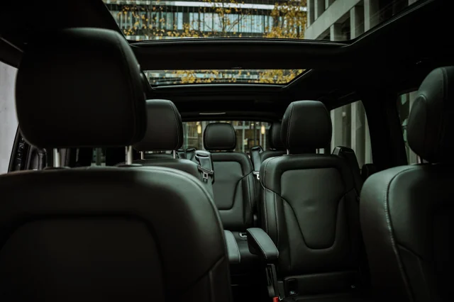 Mercedes-Benz V 300 d Exclusive Swiss Edition 4MATIC (2025) – 3