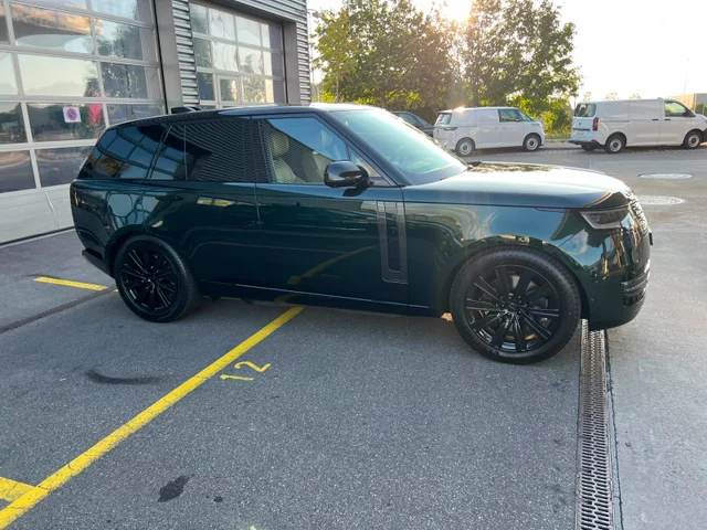 Land Rover LWB P460e – 4